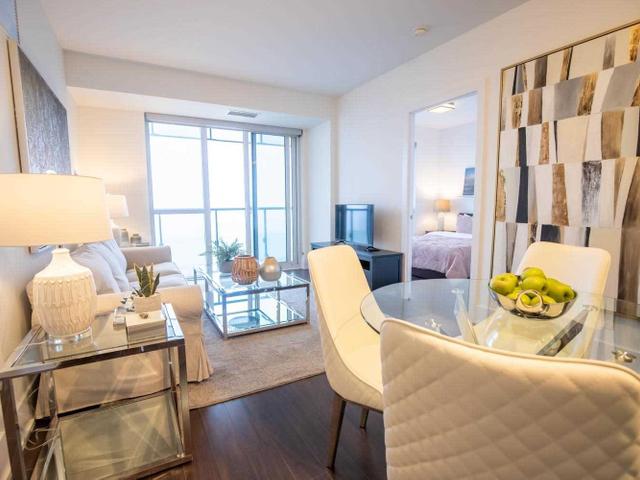 4001 - 300 Front St W