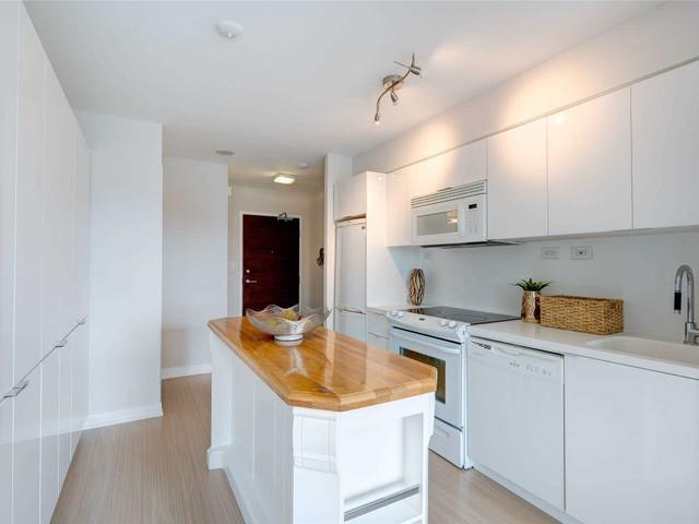 1045 - 10 Capreol Crt