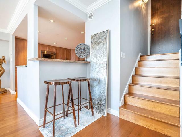 2004 - 33 Harbour Sq