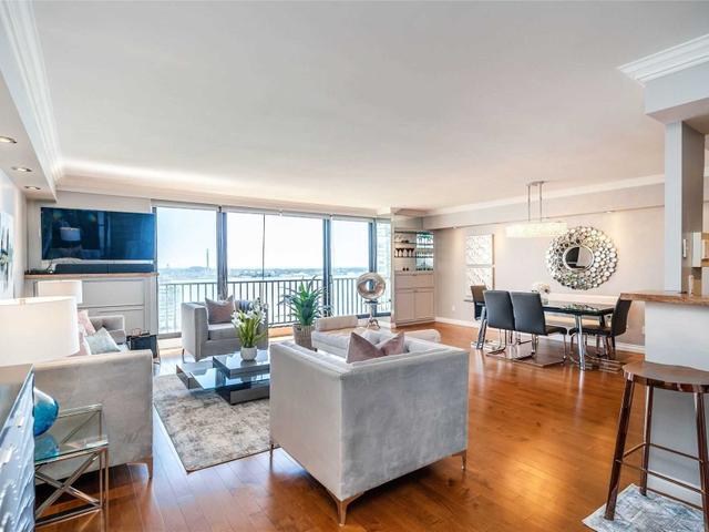 2004 - 33 Harbour Sq