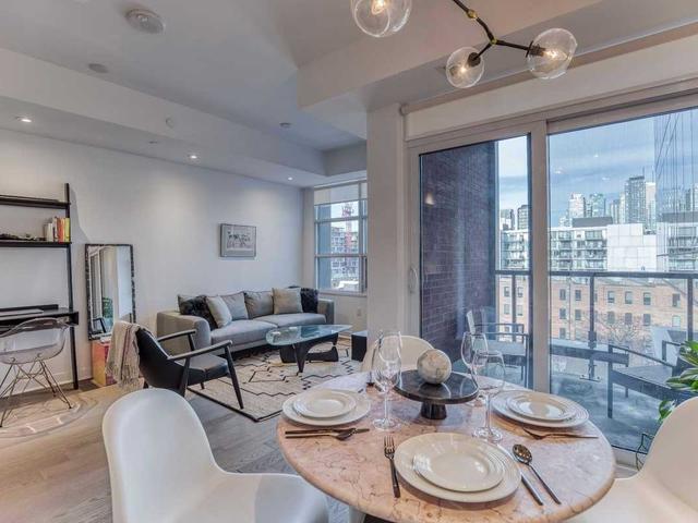 805 - 501 Adelaide St W