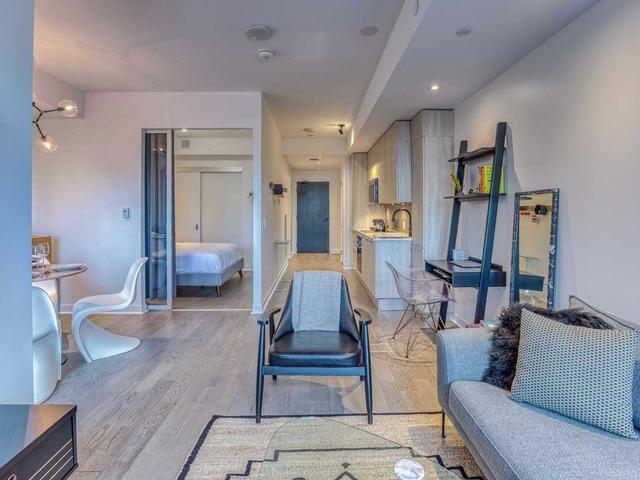 805 - 501 Adelaide St W