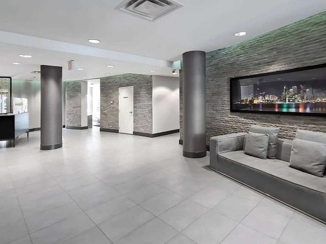 337 - 1005 King St W