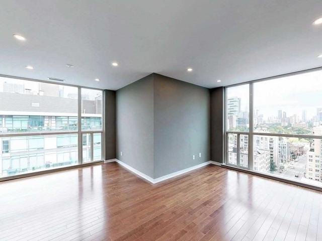 PH 16 - 230 King St E