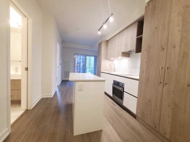 812 - 1 Yorkville Ave