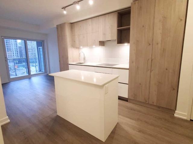 812 - 1 Yorkville Ave