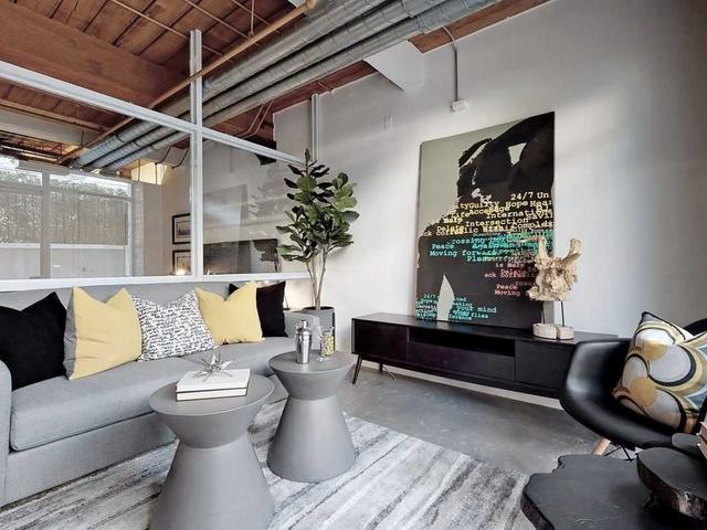 118 - 955 Queen St W