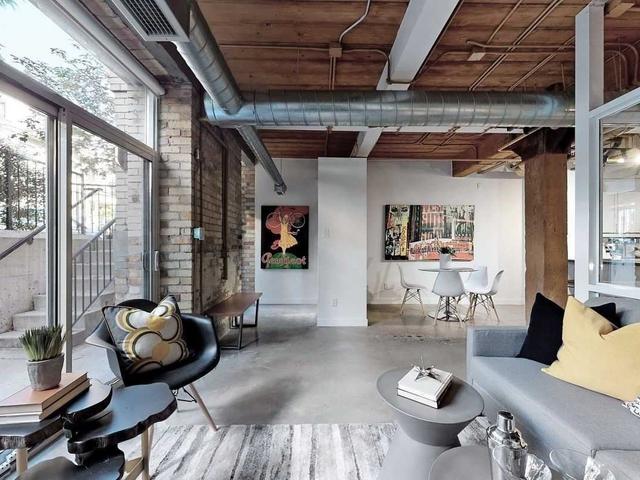 118 - 955 Queen St W