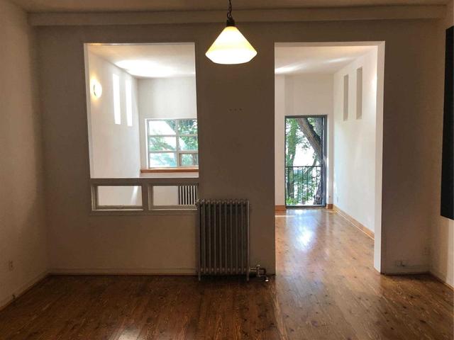 2nd Fl - 883 Queen St W