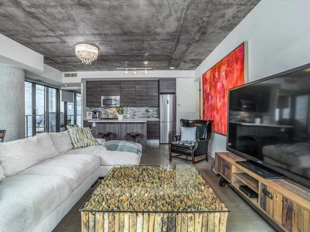 818 - 111 Bathurst St