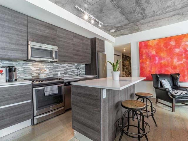 818 - 111 Bathurst St