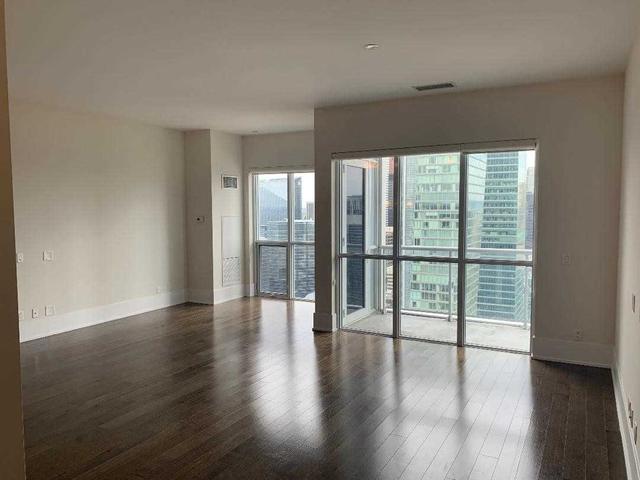 4604 - 300 Front St W