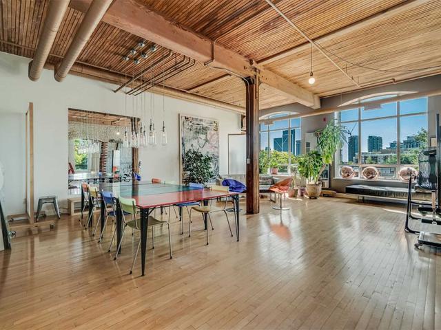 301 - 993 Queen St W