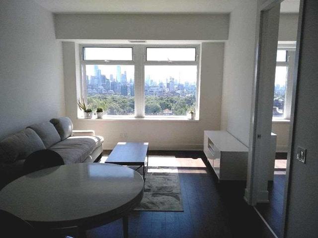 1118 - 111 St Clair Ave W