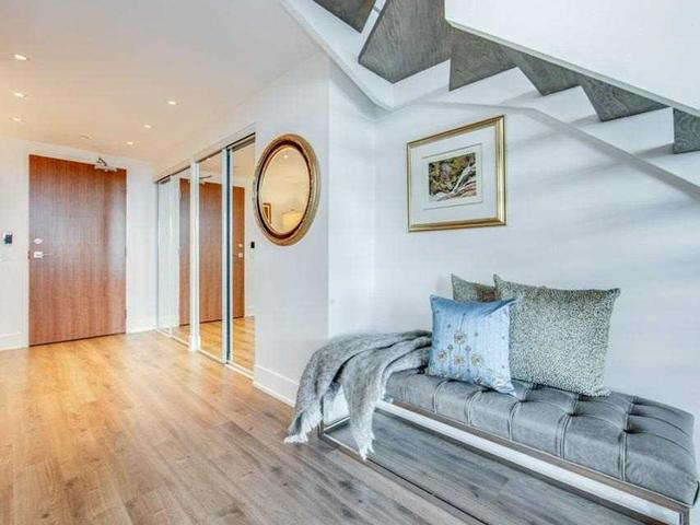 910 - 111 St Clair Ave W