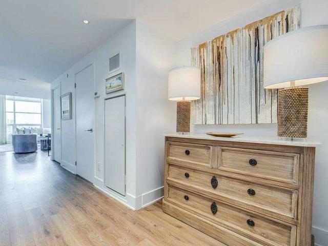 910 - 111 St Clair Ave W