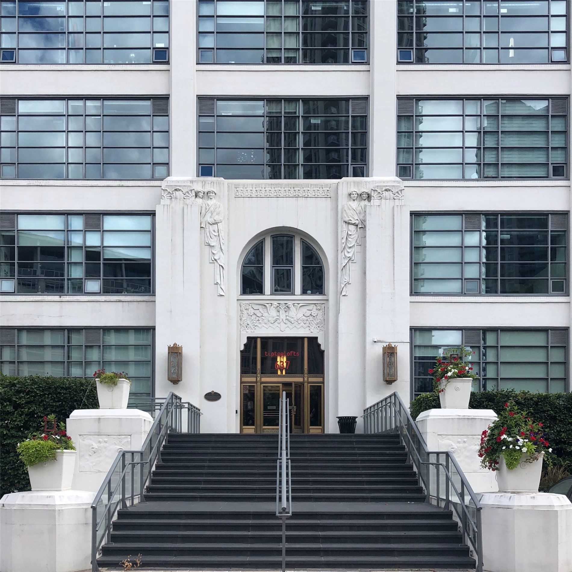 205 637 Lake Shore Blvd W,