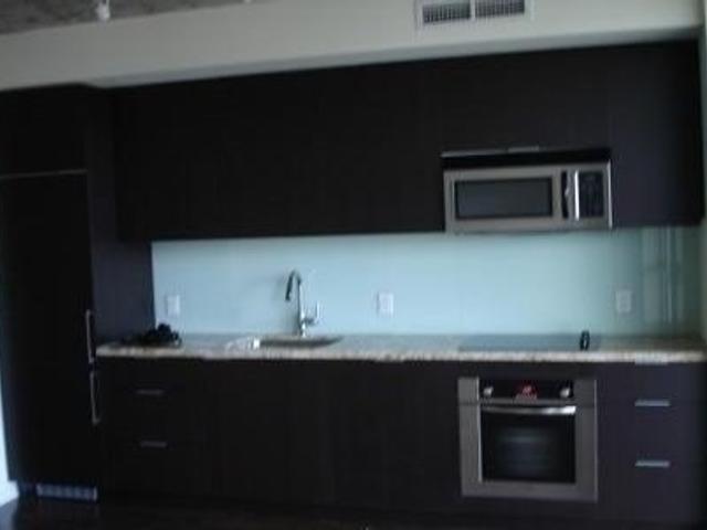 1005 - 478 King St W