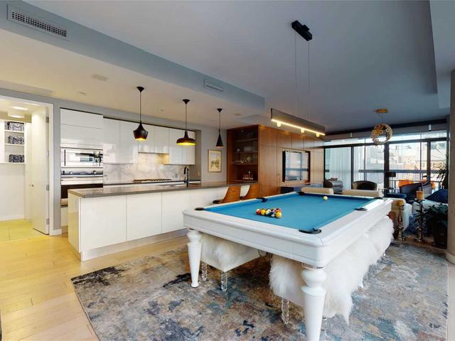 402 - 500 Wellington St W