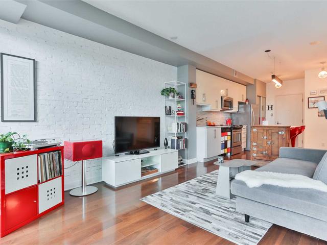 806 - 1171 Queen St W