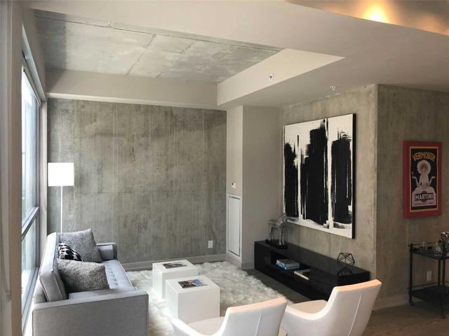 PH1023 - 39 Brant St