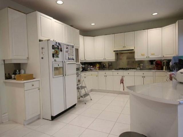 Room 2 - 248 Princess Ave