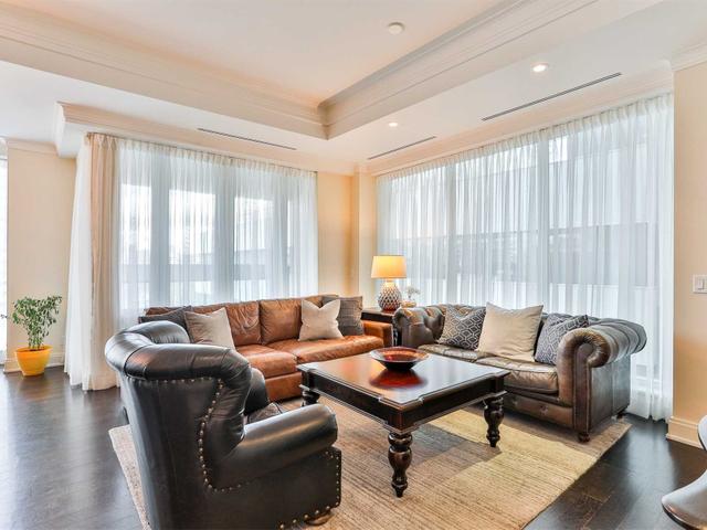 801 - 206 Bloor St W