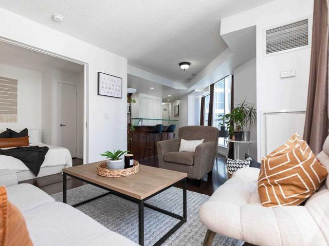 401 - 208 Queens Quay W