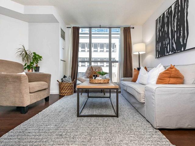 401 - 208 Queens Quay W