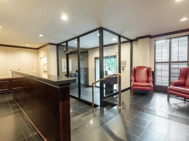 302 - 80 Charles St E