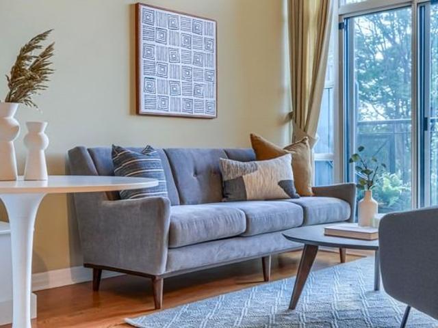 421 - 901 Queen St W