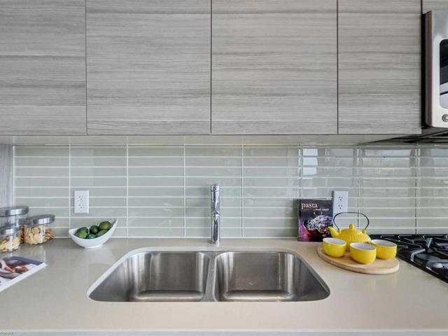 1201 - 318 King St E