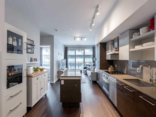 1046 - 1030 King St W