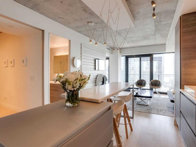 3205 - 224 King St W