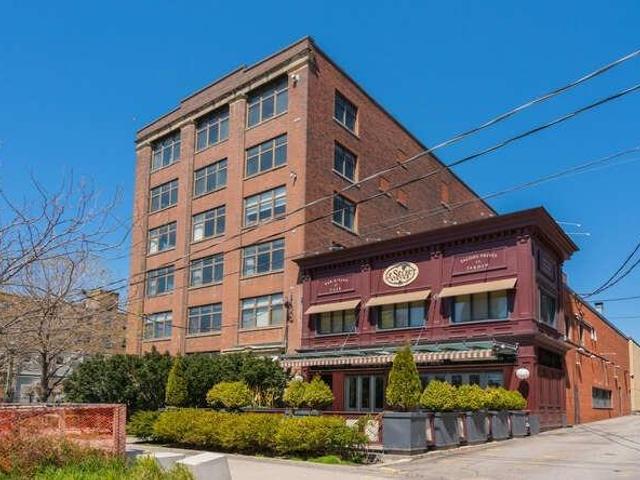 402 - 436 Wellington St W