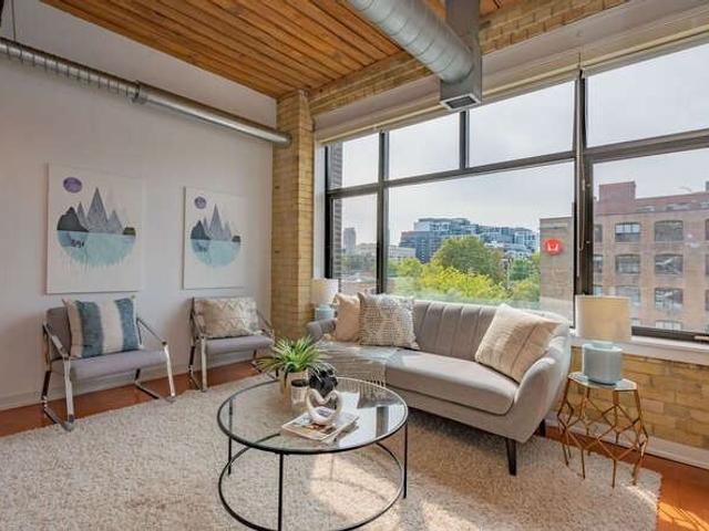 402 - 436 Wellington St W