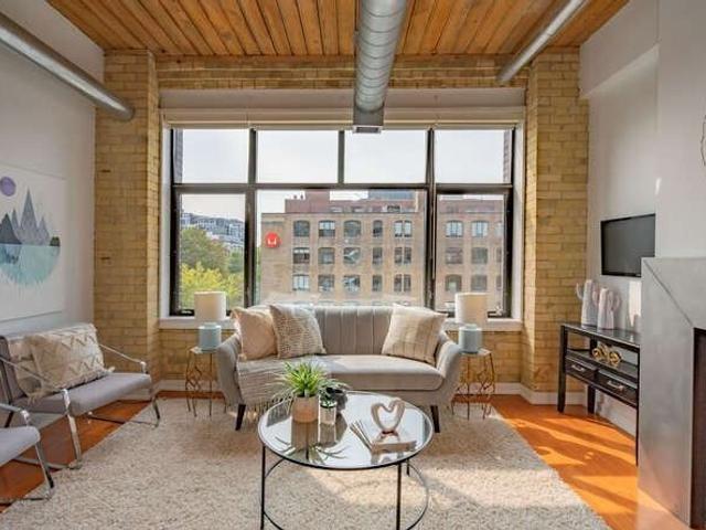 402 - 436 Wellington St W