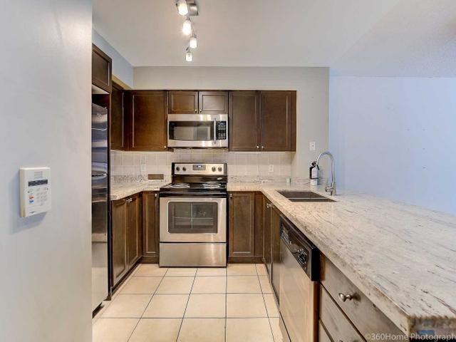 912 - 30 Grand Trunk Cres