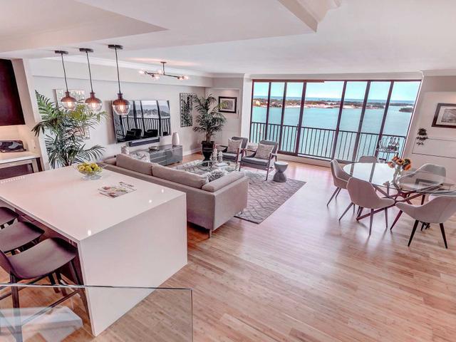 2820 - 33 Harbour Sq