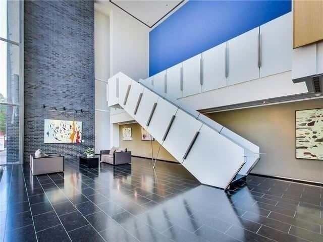 2002 - 33 Charles St E