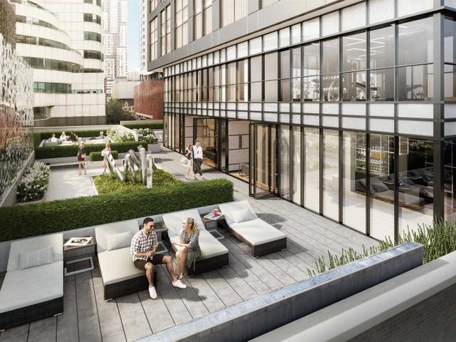 333 King St W