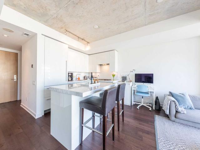 PH1411 - 629 King St W