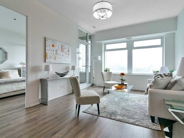 1115 - 111 St Clair Ave W