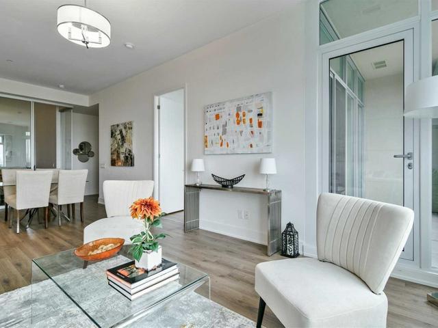 1115 - 111 St Clair Ave W