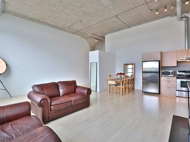 305 - 637 Lake Shore Blvd W