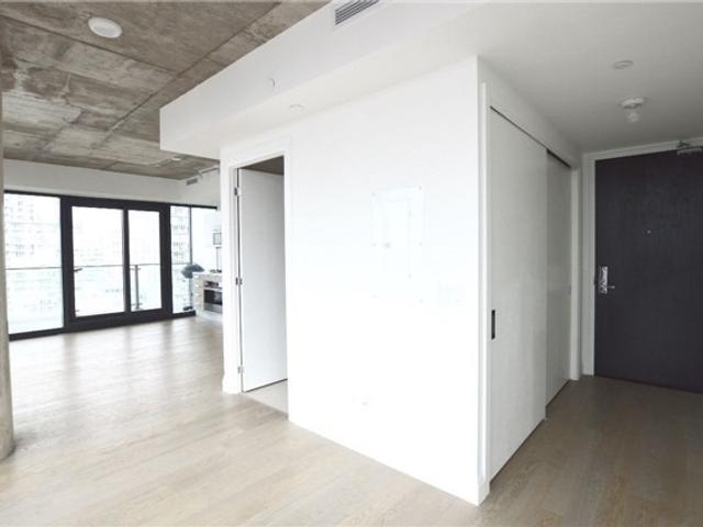 2101 - 224 King St W