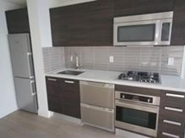 1605 - 224 King St W