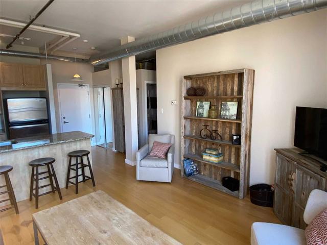 PH20 - 955 Queen St W