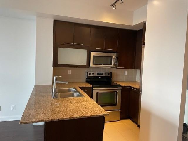 1907 - 500 Sherbourne St