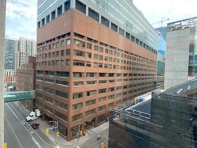 816 - 210 Victoria St